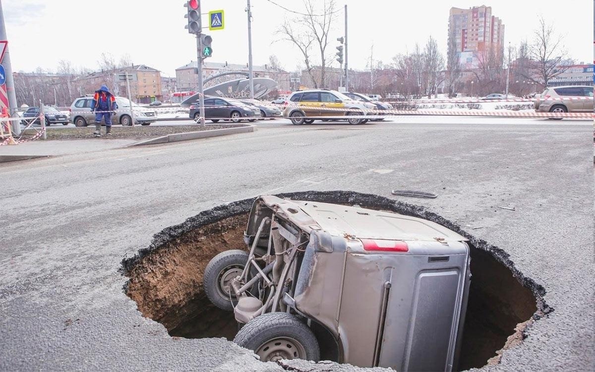 Провал грунта в результате подмыва грунта водой из лопнувшей трубы  