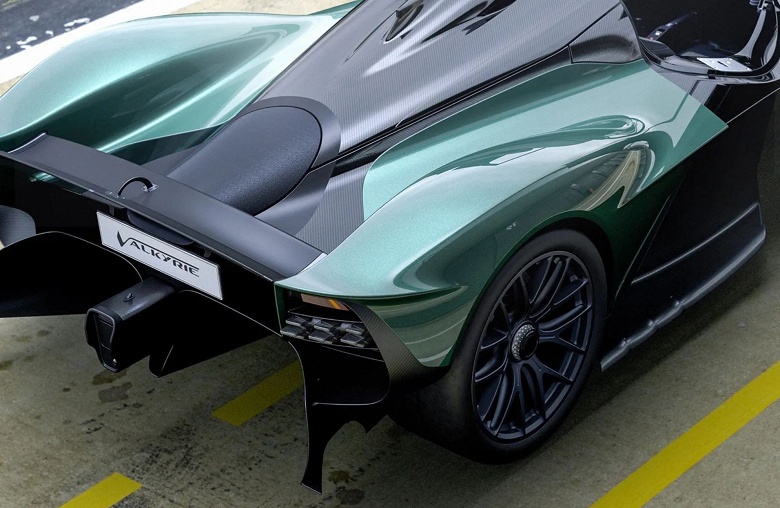 Уникальный гиперкар Aston Martin Valkyrie выставили на продажу в России