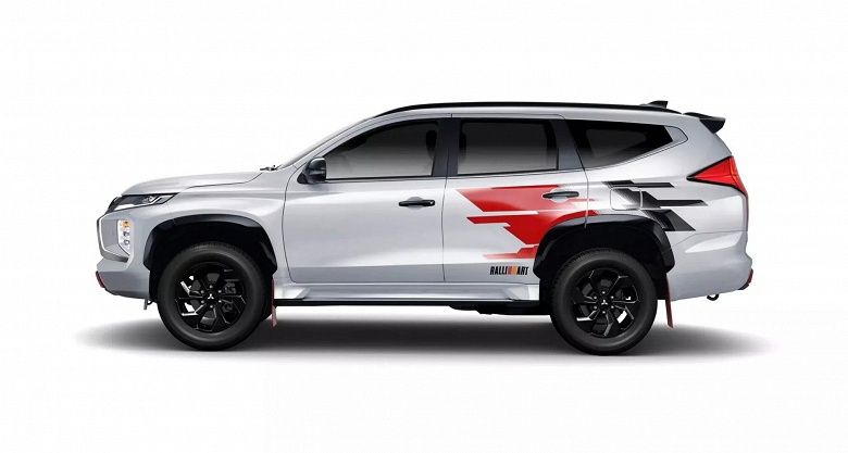 Новый Mitsubishi Pajero Sport впервые показали внутри