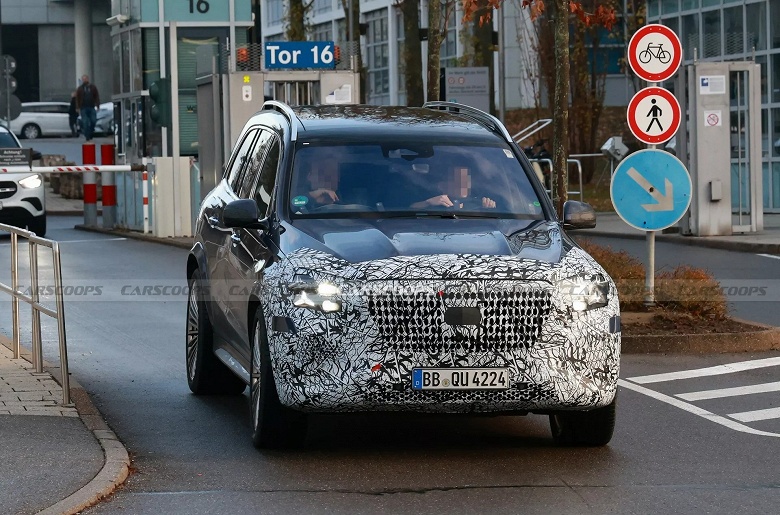 Роскошный Mercedes-Maybach GLS 2026 впервые засняли вживую