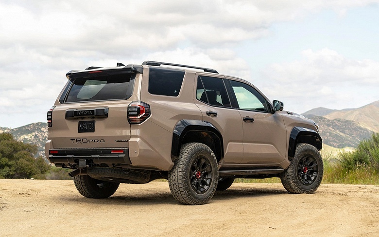 Словно Toyota создавала его специально для России. У дилера появился особый Toyota 4Runner TRD Pro с повышенным клиренсом и усиленной подвеской