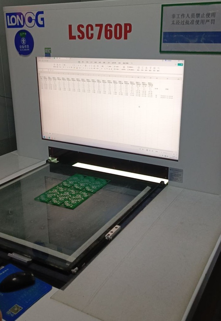 Отверстия в плате измеряем на hole measuring machine. 