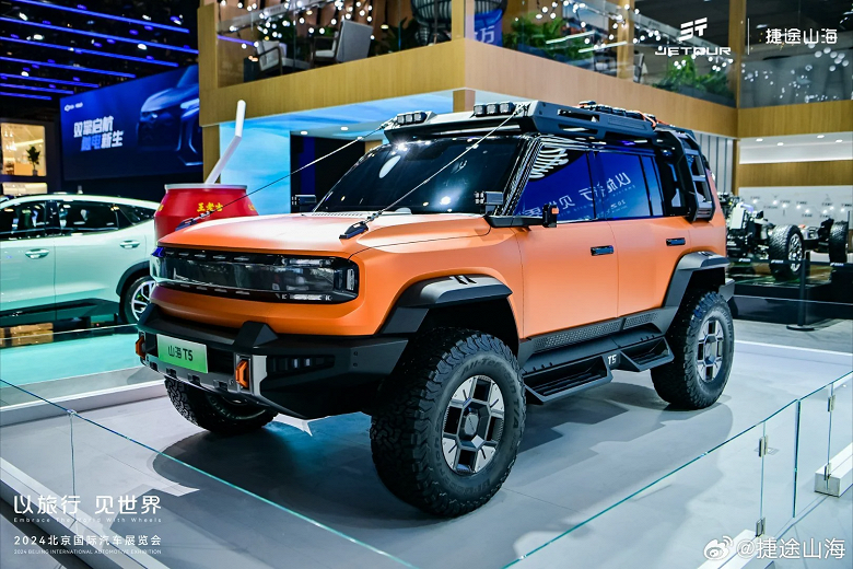 Заменитель Toyota Land Cruiser Prado с запасом хода 1400 км. Появились первые живые фото салона Jetour Shanhai T5