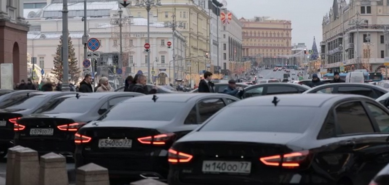 Целый отряд новеньких Lada Aura прибыл в Государственную Думу: на них пересядут главы комитетов и комиссий ГД 