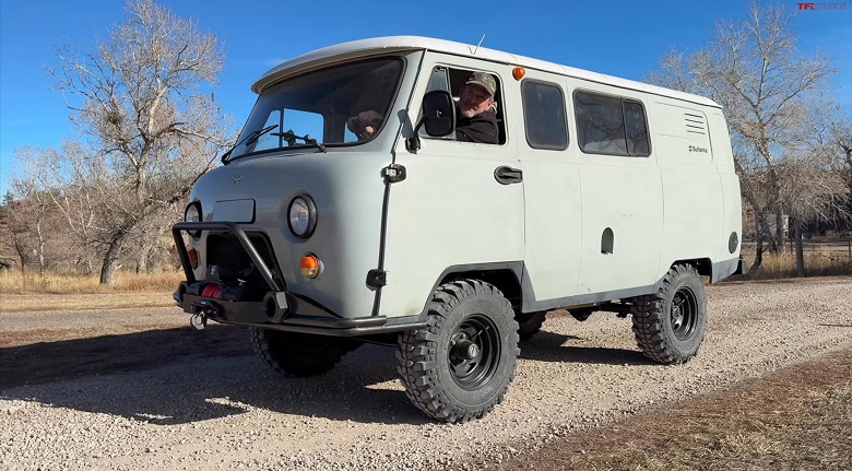 УАЗ «Буханка» превратилась в UAZ Buhanka. Американцы установили в российский вездеход 4,8-литровый мотор V8 от Chevrolet Silverado и 4-ступенчатый «автомат» GM