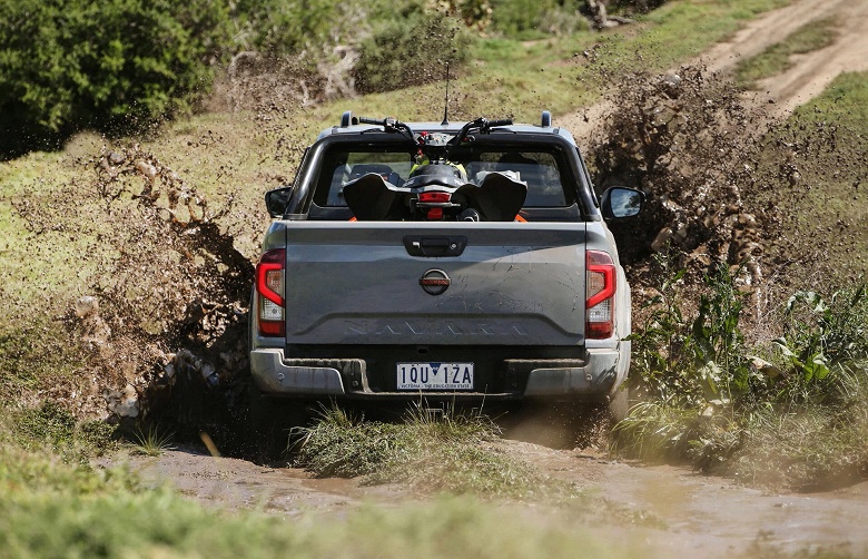 В Россию привезли новый Nissan Navara Pro-4X: 2,5-литровый мотор, честный полный привод и «автомат»