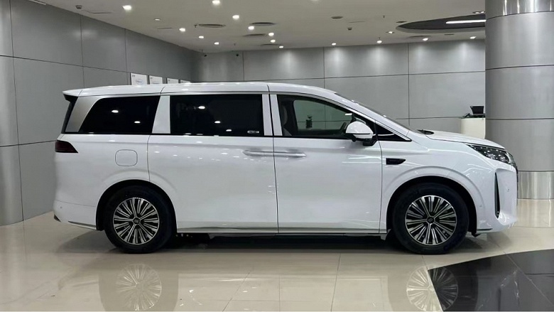 Замена Toyota Alphard, дешевле бестселлера Denza D9, с электромагнитной подвеской и расходом 6,5 л/100 км прибыл к дилерам. Много живых фото BYD Xia