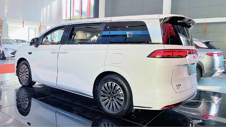 Замена Toyota Alphard, дешевле бестселлера Denza D9, с электромагнитной подвеской и расходом 6,5 л/100 км прибыл к дилерам. Много живых фото BYD Xia