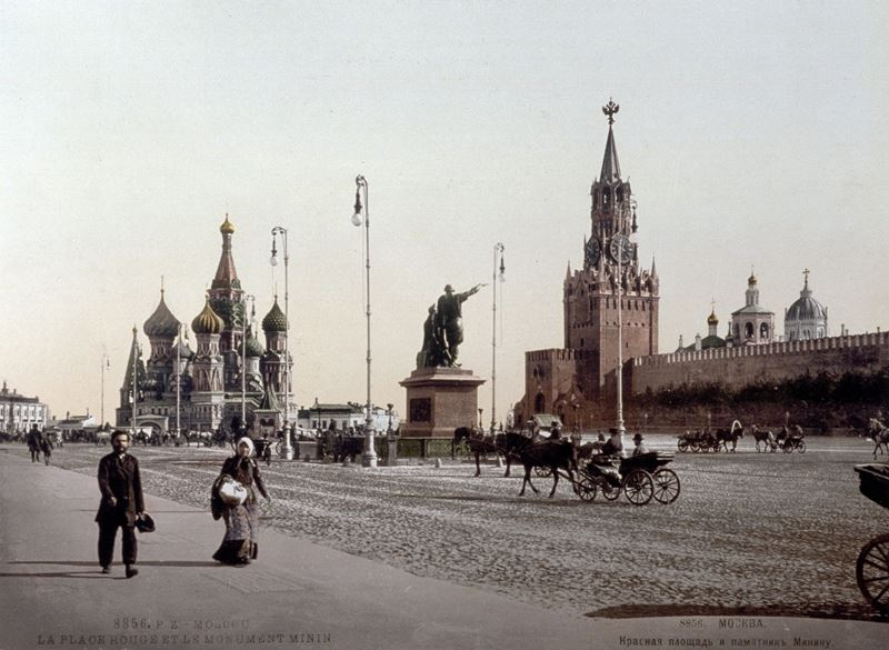 Фото Красной площади, которая освещается подвесными дуговыми фонарями (1896 год)