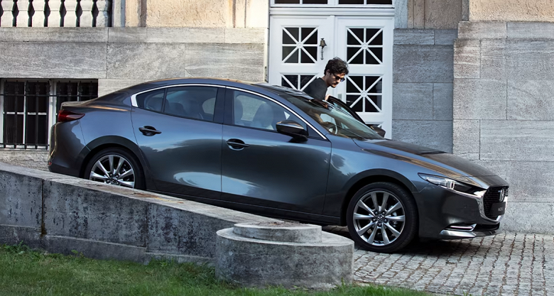 В Россию везут Mazda3 Premium. В наличии есть машины дешевле 