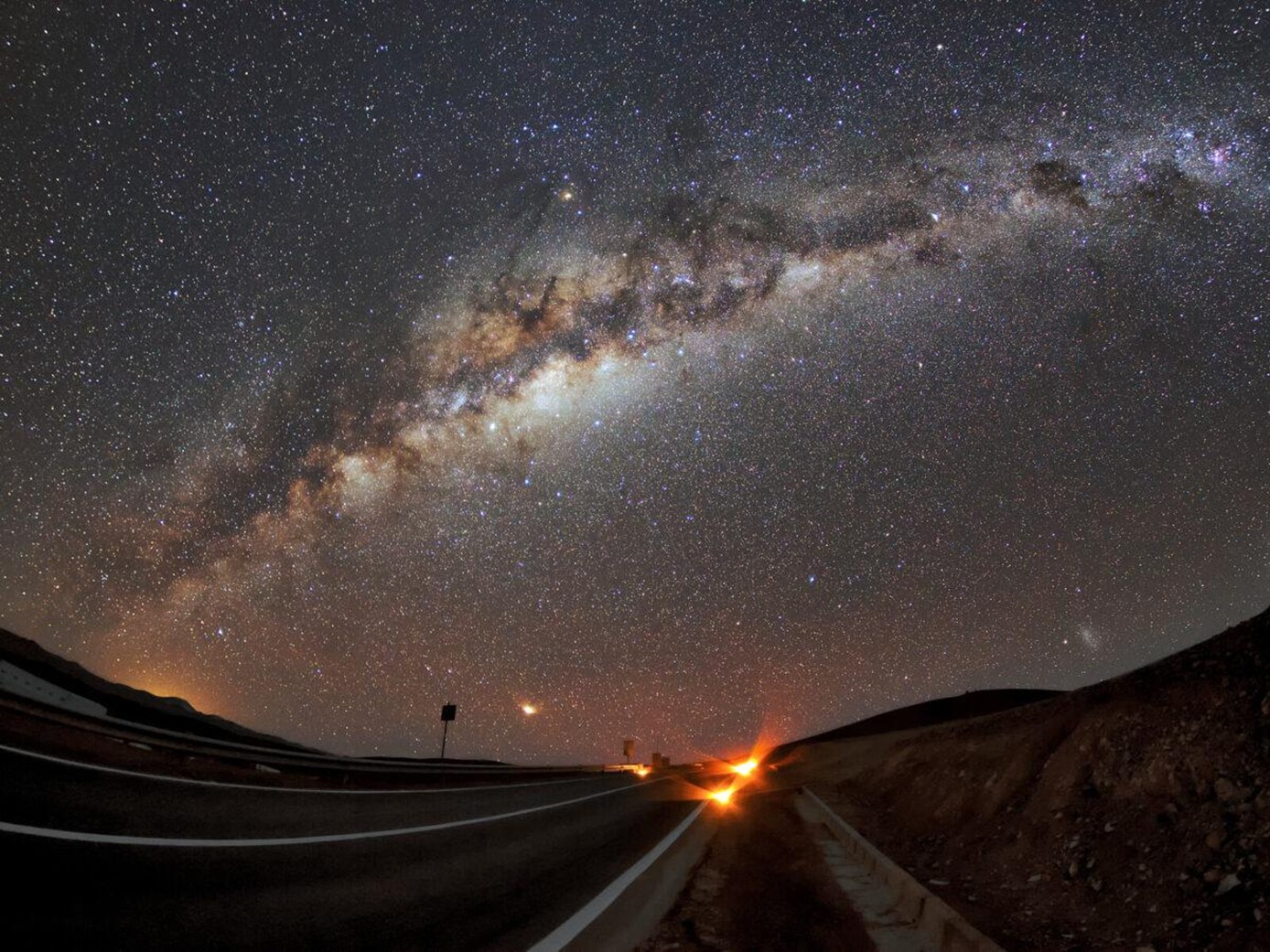 Млечный путь над дорогой. Источник ESO/Daniele Gasparri www.astroatacama.com