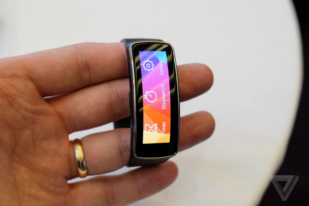 Samsung представила фитнес браслет Gear Fit на #MWC2014