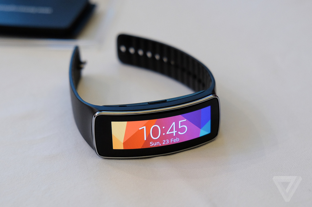 Samsung представила фитнес браслет Gear Fit на #MWC2014