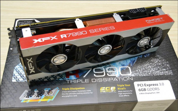 Оснащение XFX Radeon HD 7990 Triple Dissipation включает четыре разъема mini-DisplayPort и один разъем DVI