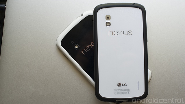 Белый LG Nexus 4 появился в Google Play