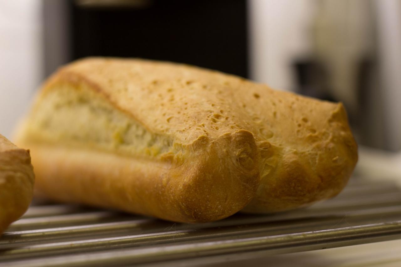 Французский батон в духовке рецепт с фото. Багет и хлеб в духовке в духовке блять. Хрустящий багет мемы.