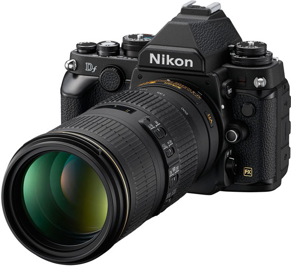 Камера Nikon Df предложена в классическом черном цвете или в серебристом цвете с черными вставками