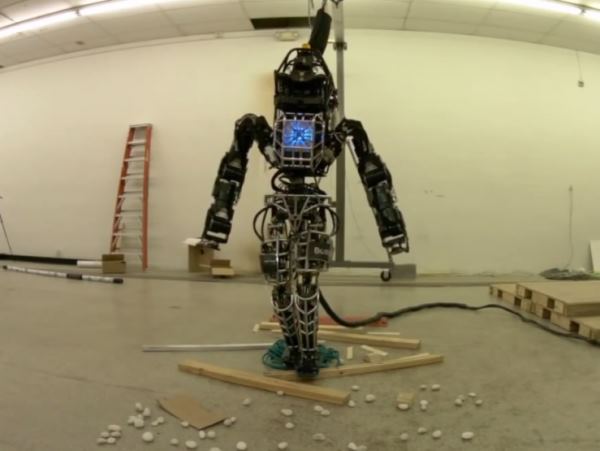 Робот ATLAS демонстрирует прогулку по пересеченной местности