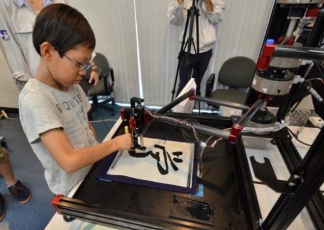 Робот обучает японских детишек каллиграфии