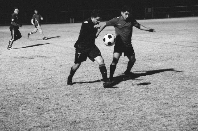 Тактические ловушки в футболе: как обороняющаяся команда управляет атакой соперника - 01